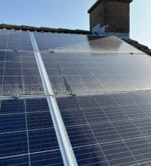 Zonnepanelen met zichtbare vervuiling vóór reiniging